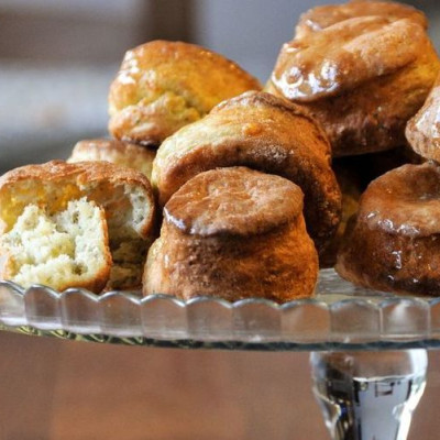 Άκης Πετρετζίκης: Biscuits με χαλούμι και άνηθο