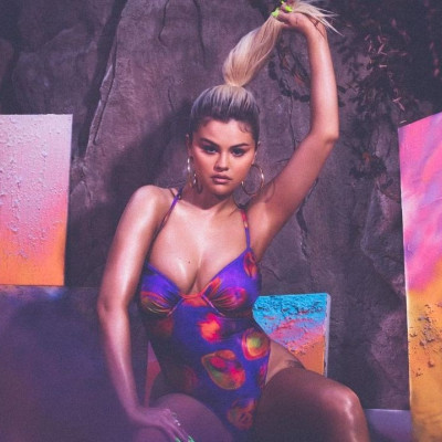 Selena Gomez: Ποζάρει με μπικίνι που σχεδίασε η ίδια και ανεβάζει τους παλμούς μας