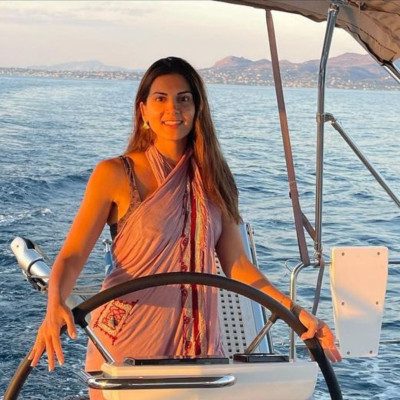 Σταματίνα Τσιμτσιλή: Ποζάρει με μαγιό έχοντας αγκαλιά τον γιο της