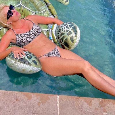 Ελένη Μενεγάκη: Ποζάρει με λεοπάρ μπικίνι και δείχνει το κορμί της χωρίς ρετούς (photos)