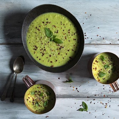 Άκης Πετρετζίκης: Gazpacho με κολοκυθάκια
