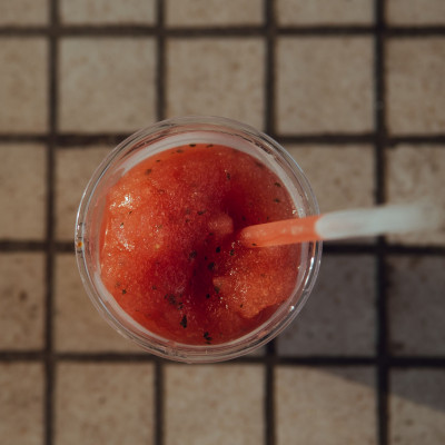 Έφαγες πολύ και νιώθεις πρησμένη; Αυτό το smoothie είναι ό,τι χρειάζεσαι