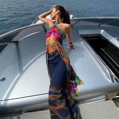 Η Bella Hadid και ο σύντροφός της σε τρυφερά τετ α τετ στις Κάννες