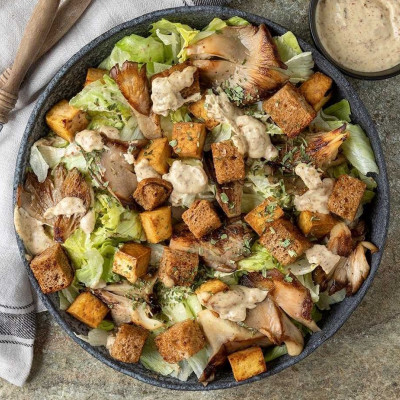 Άκης Πετρετζίκης: Vegan Caesar's