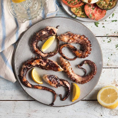 Άκης Πετρετζίκης: Χταπόδι ψητό με σαλάτα ψητής μελιτζάνας