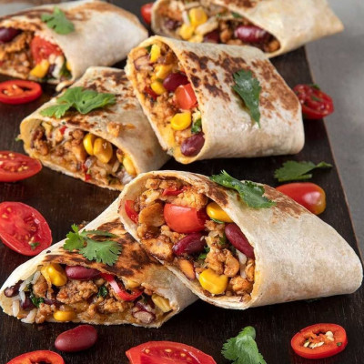 Άκης Πετρετζίκης: Burritos με κιμά κοτόπουλου