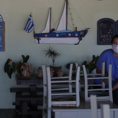 Κορονοϊός: Συναγερμός από τον δείκτη μεταδοτικότητας - Οι 7 προορισμοί που χτυπούν «καμπανάκι»