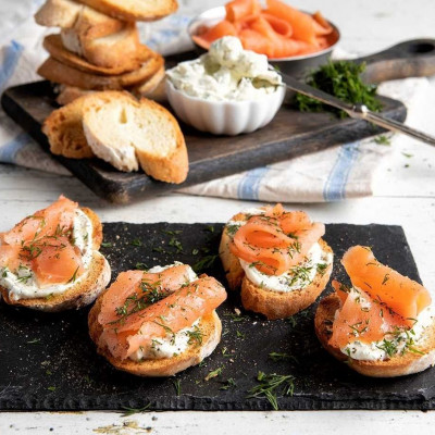 Άκης Πετρετζίκης: Crostini με τυρί κρέμα και σολομό
