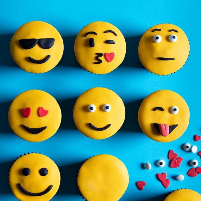 Άκης Πετρετζίκης: Emoji cupcakes