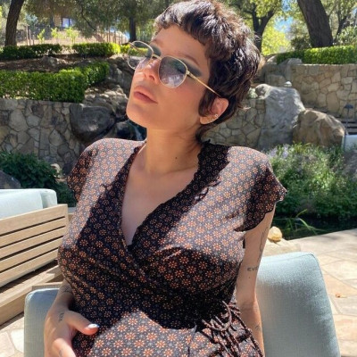 H Halsey μίλησε για τον πατέρα του παιδιού της, Alev Aydin, για πρώτη φορά