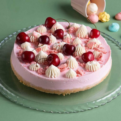 Άκης Πετρετζίκης: Τούρτα με γιαούρτι και ζελέ κεράσι