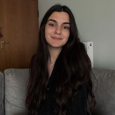 YouTube Alert: Γιατί πρέπει να ακολουθήσεις την TikToker Κωνσταντίνα Μάντζιου