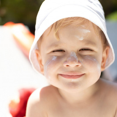 Απίθανο κόλπο που δείχνει πώς να απλώνετε εύκολα το αντηλιακό