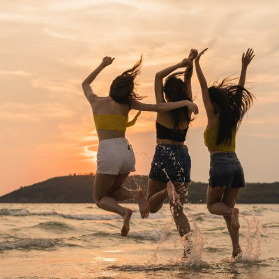 Γιατί διακοπές με τις κολλητές χωρίς μικροτσακωμούς στη Χώρα, δεν γίνεται!