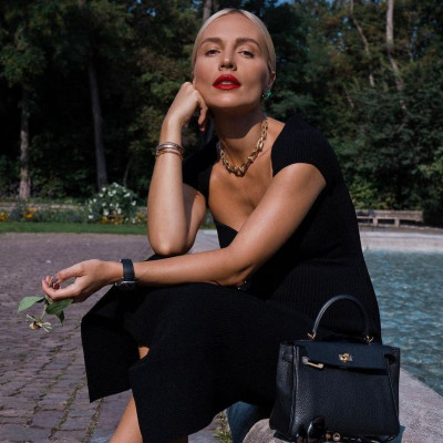 Tall fashion: 10 midi φορέματα που κολακεύουν τις ψηλές γυναίκες