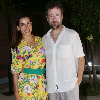 Queen Spy: Τόνια Σωτηροπούλου και Κωστής Μαραβέγιας σε παραλία της Σύρου (photos)