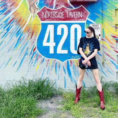 Η Sophie Turner με μαύρα μαλλιά- Πρέπει να τη δεις!