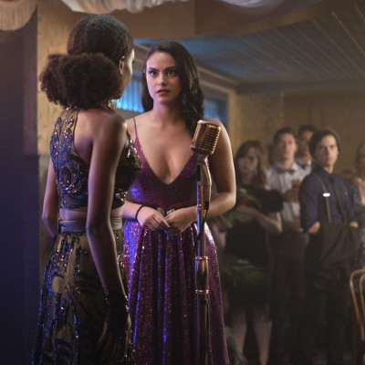 Τι φοράει η πρωταγωνίστρια της αγαπημένης σου σειράς; Θα μάθεις σε αυτά τα Insta accounts