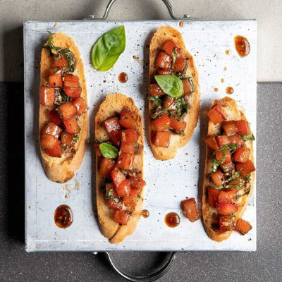 Άκης Πετρετζίκης: Μπρουσκέτες με ντομάτα