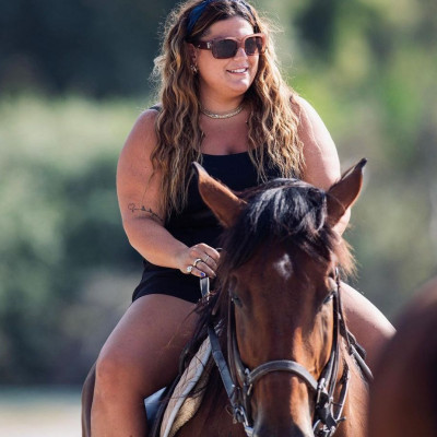 Η Δανάη Μπάρκα βρίσκεται στα Σύβοτα: Το «ας έστελνε» και το φωτογραφικό άλμπουμ