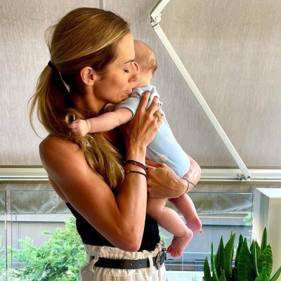 Ντορέττα Παπαδημητρίου: «Λιώνει» κρατώντας στην αγκαλιά της την ανιψιά της (photo)