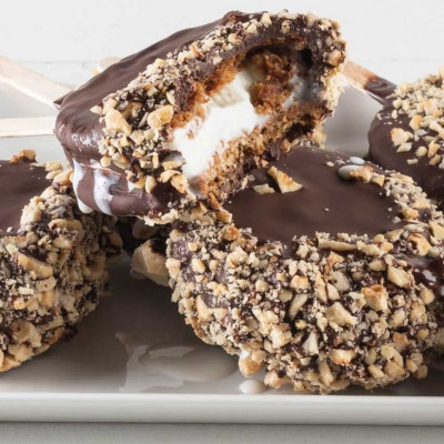 Άκης Πετρετζίκης: Παγωτό μπισκότο σε ξυλάκι