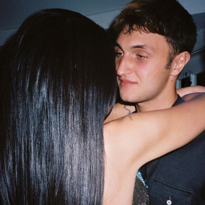 #Couplegoals: 8 φορές που η Dua Lipa και ο Anwar Hadid απέδειξαν πως είναι full in love