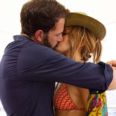 Lopez- Affleck: Πιο ερωτευμένοι από ποτέ στo party της τραγουδίστριας στο St. Tropez (photos)