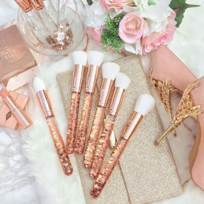 Πώς θα καθαρίσεις εύκολα και σωστά τα πινέλα του μακιγιάζ