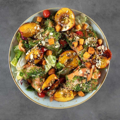 Άκης Πετρετζίκης: Καλοκαιρινή σαλάτα με σολομό