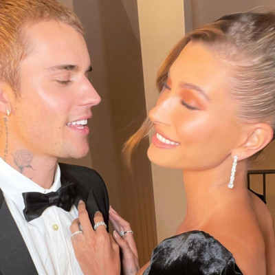 Ζηλέψτε ελεύθερα! Η Hailey και ο Justin «λιώνουν» από έρωτα (photos)