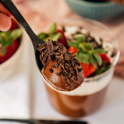 Καίγεσαι για γλυκό; Δες πώς θα φτιάξεις την πιο νόστιμη μους σοκολάτας σε 5 λεπτά (video)