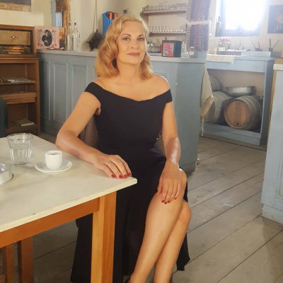 Ντύθηκε στα μαύρα η Παπαθωμά για το πρώτο γύρισμα ως Βιολέτα στις Άγριες Μέλισσες (photo)