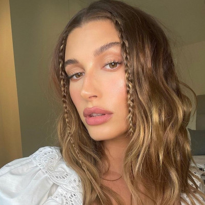 Η Hailey Bieber έκανε baby braids στα μαλλιά- Από εμάς είναι ναι!