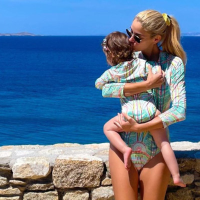 Δούκισσα Νομικού: Δείτε τι φορά στα μαλλιά με την κόρη της (εικόνες)