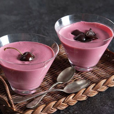 Άκης Πετρετζίκης: Γιαούρτι με παντζάρια και κεράσια