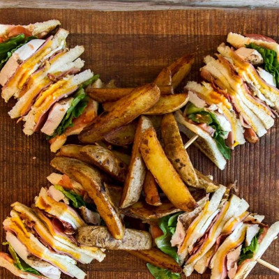 Άκης Πετρετζίκης: Κλαμπ σάντουιτς