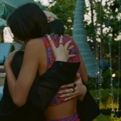 Friendship goals! Η Olivia Rodrigo αγκάλιασε την Billie Eilish και ο λόγος θα σε συγκινήσει