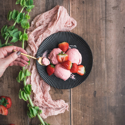 Ώρα για... γλυκό! Πώς θα φτιάξεις δροσιστικό παγωτό φράουλα με 3 μόνο υλικά (video)
