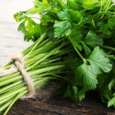 Μαϊντανός: Από ποιες παθήσεις προστατεύει το αγαπημένο μυρωδικό (εικόνες)