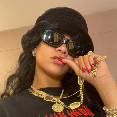 Θα τρελαθείς! Η Rihanna έκανε το πιο red hot γαλλικό μανικιούρ