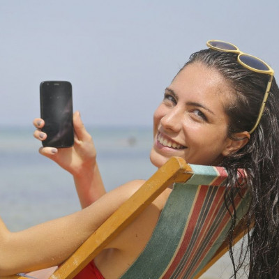 Όταν είσαι στο νησί και ένα ρομπότ καθαρίζει το σπίτι σου!