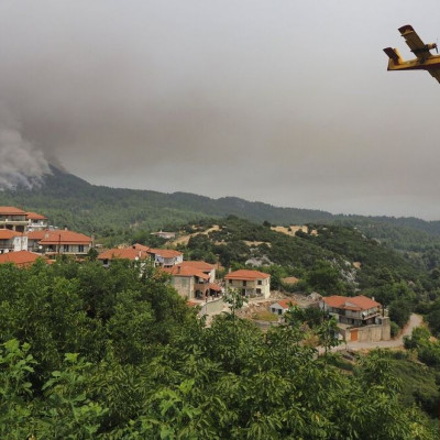 Αναζωπύρωση της φωτιάς στη Βαρυμπόμπη: Φλόγες σε Εύβοια, Γρεβενά, Μεσσηνία, Ρόδο, Αρχαία Ολυμπία