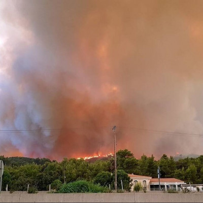 Φωτιά στην Αττική: Καίγεται η Ιπποκράτειος Πολιτεία και η Δροσοπηγή