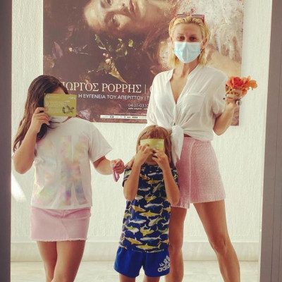 Κατερίνα Καραβάτου: Το καλοκαιρινό άλμπουμ των διακοπών της με τα παιδιά