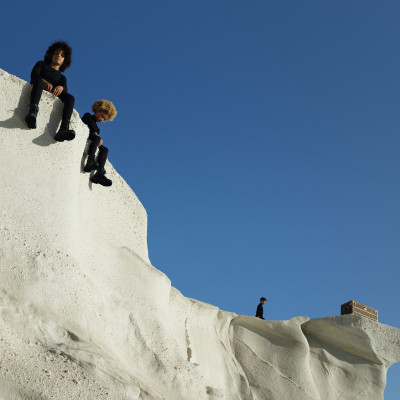 Η νέα καμπάνια του Louis Vuitton κάνει ένα ταξίδι στο όνειρο με φόντο τα λευκά πετρώματα της Μήλου