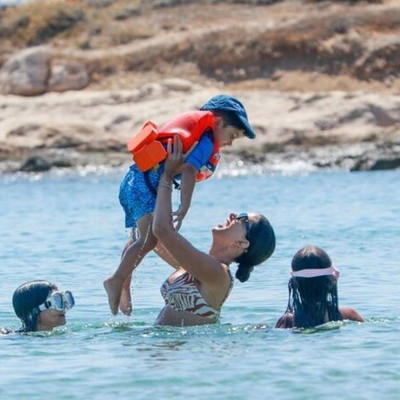 Σταματίνα Τσιμτσιλή: Τα παιχνίδια με τα παιδιά της στη θάλασσα και η καλλίγραμμη σιλουέτα