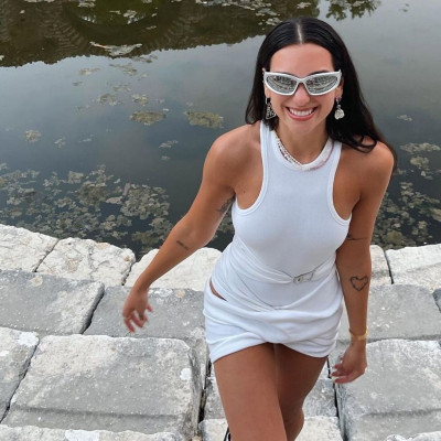 Θέλεις να κάνεις τη διαφορά; Φόρεσε τα σκουλαρίκια σου τόσο απρόβλεπτα όσο η Dua Lipa