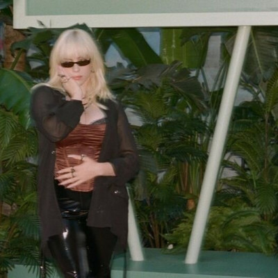 Βάλε ακουστικά τώρα! 10 τραγούδια του 2021 που έσπασαν κάθε ρεκόρ προβολών στο YouTube (video)