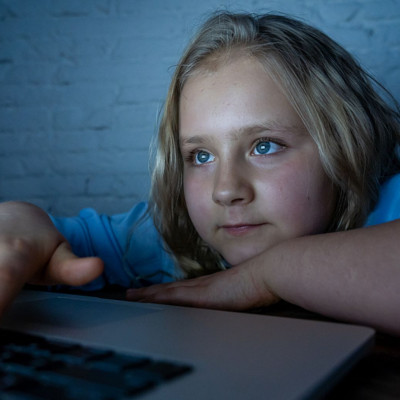 Διαδίκτυο και παιδιά: Ποιοι είναι οι κίνδυνοι από την αλόγιστη χρήση του